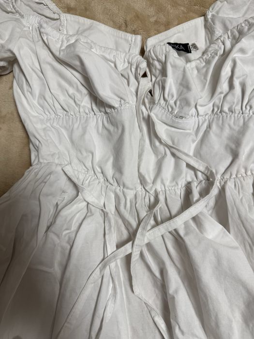 Біла літня сукня з відкритими плечима