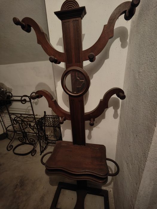 Móvel muito antigo, que era utilizado para colocar os chapéus e  chuva