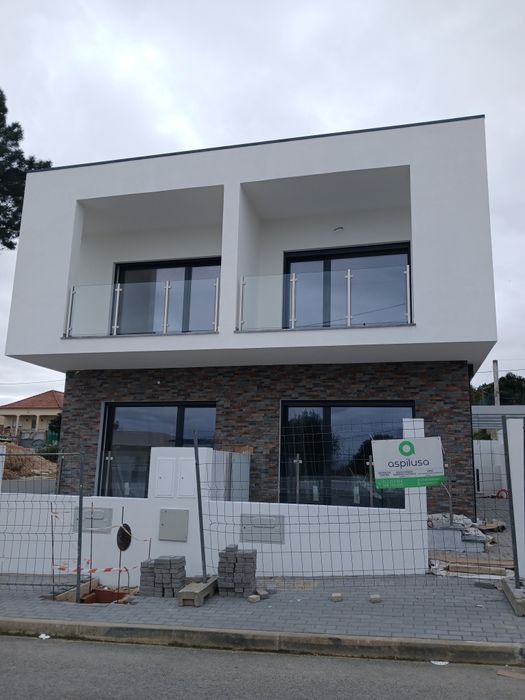 V3 triplex geminada com piscina só a particulares