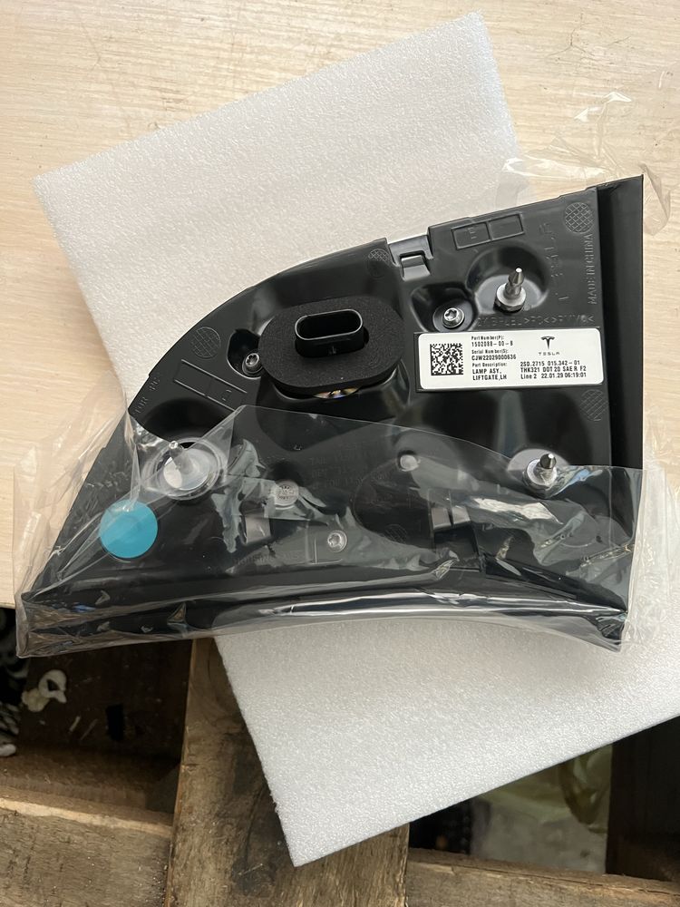 Ліхтарі задні на tesla model 3/Y ( EUR/USA) 3-4 pin
