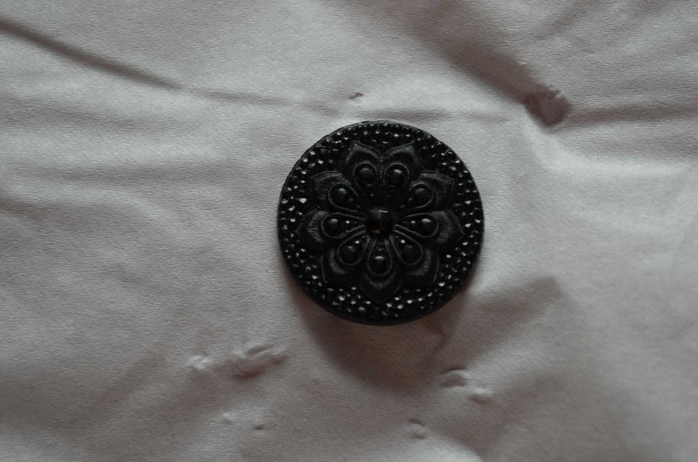 Przedwojenny, polski, duży, czarny guzik.