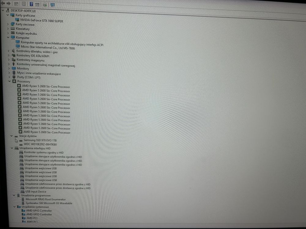 Komputer z monitorem słuchawkami myszką i klawiaturą