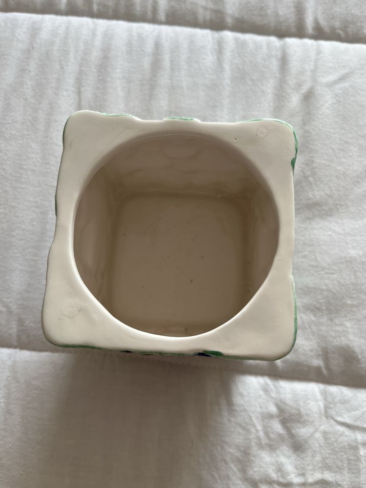 Pote da coleção “A casa de campo” da Avon