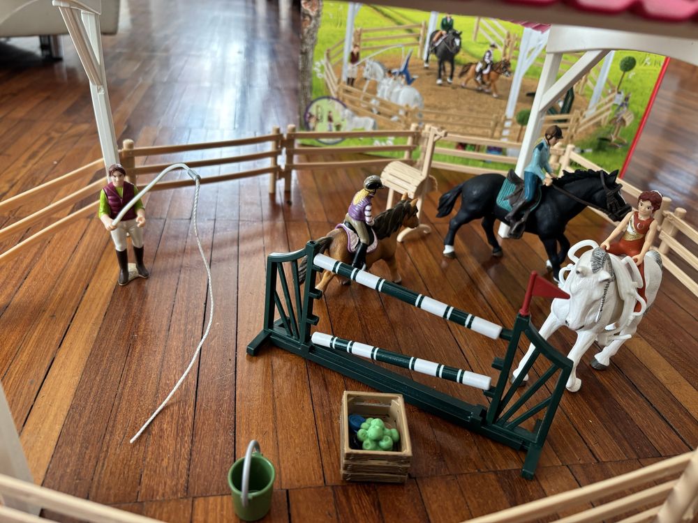 Schleich 42389- szkoła jeździecka z końmi i dżokejkami