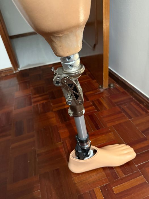 Prótese de perna com joelho semi-hidráulico