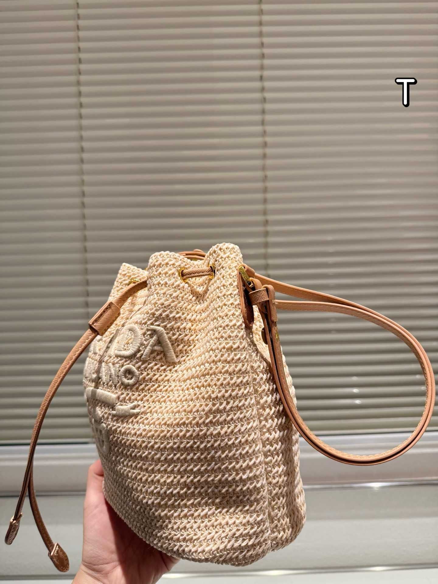 Słomiana torba crossbody