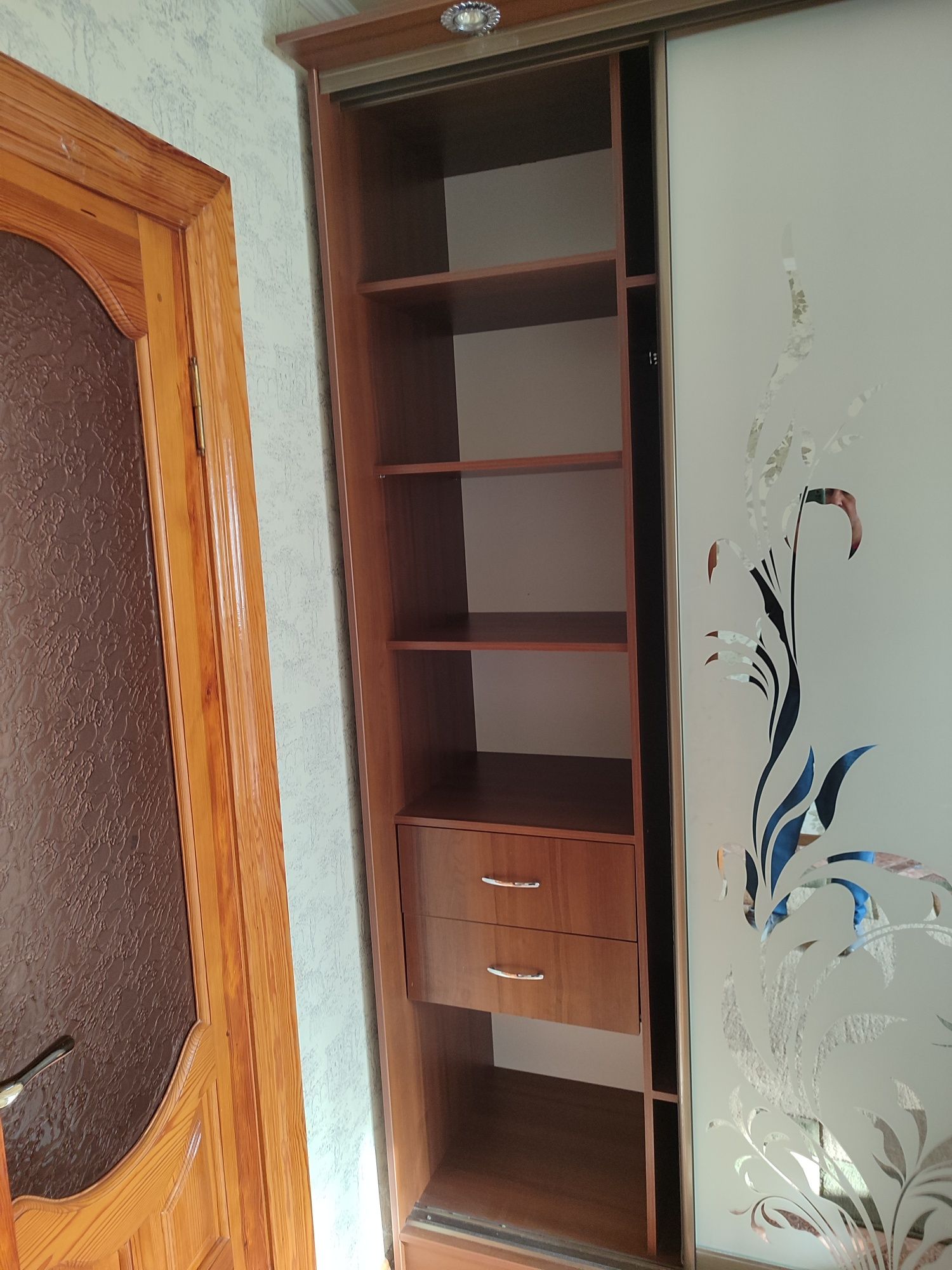 Диван розкладний угловий, шкаф трьох дверний.