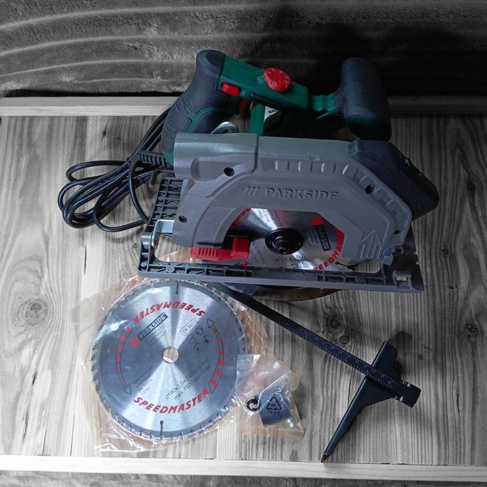 Мережева ручна циркулярна дискова пила Parkside PHKS 1350 C2 паркетка