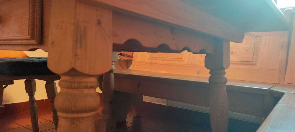 Narożnik kuchenny ze stołem dla 8 osób - oryginalny tyrolski