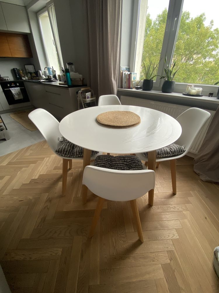 Zestaw w stylu skandynawskim: stòł + 4 krzesła