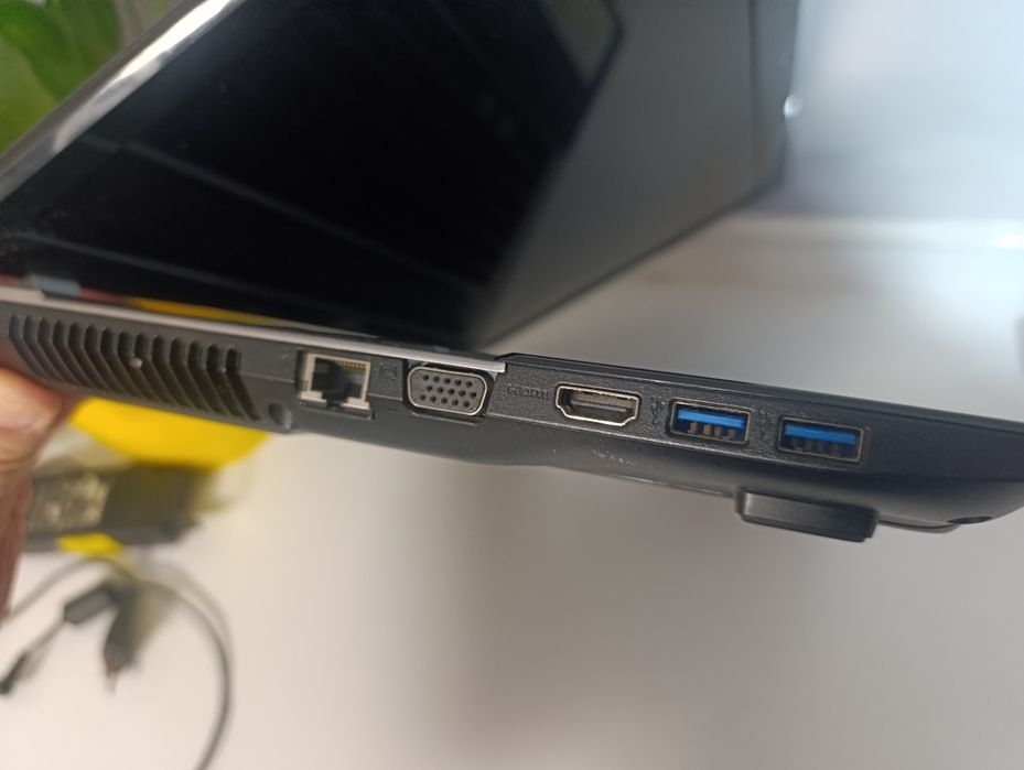 Aser v3 771g core i5 . 17.3