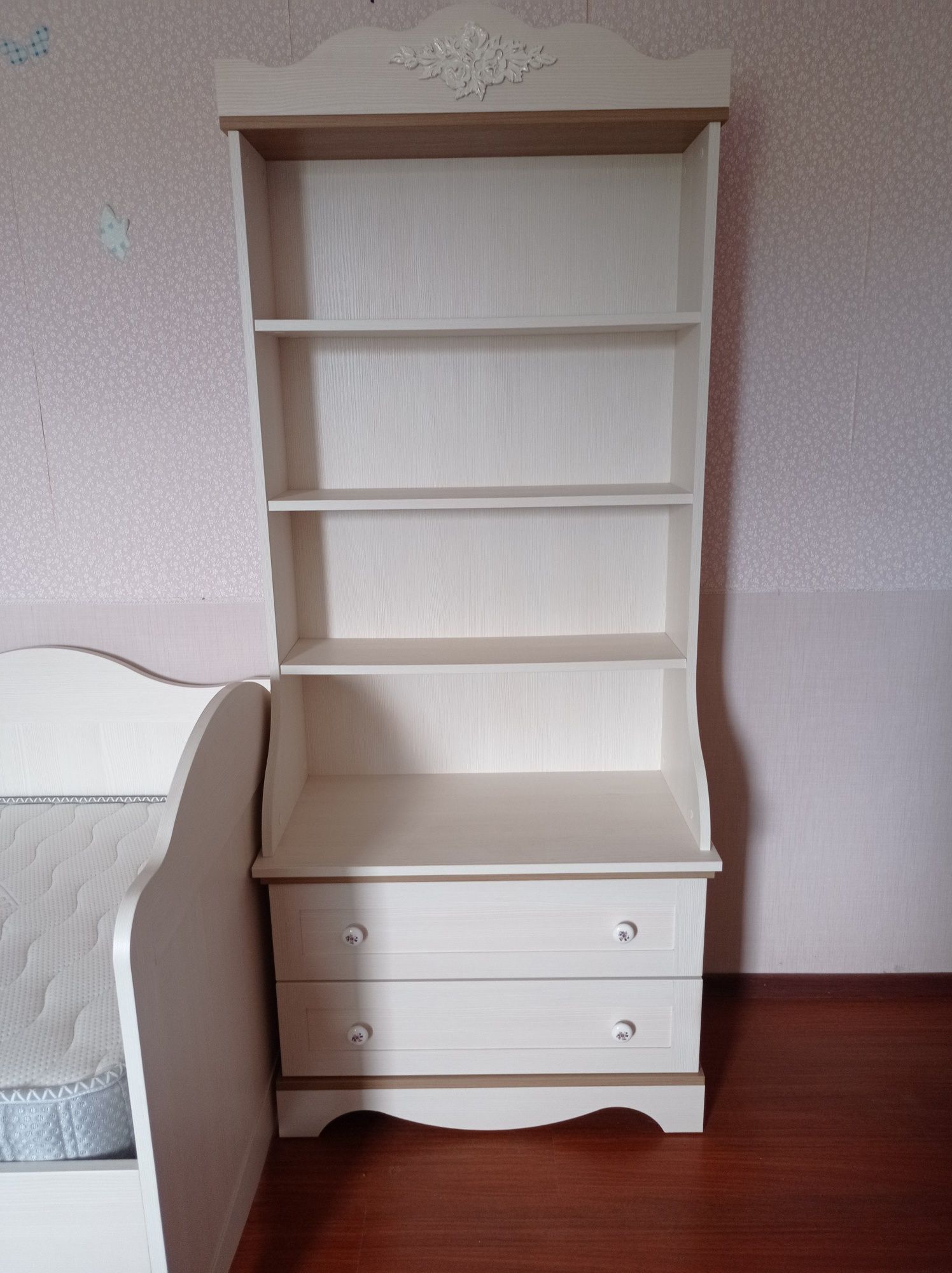 Комод,книжные шкафы