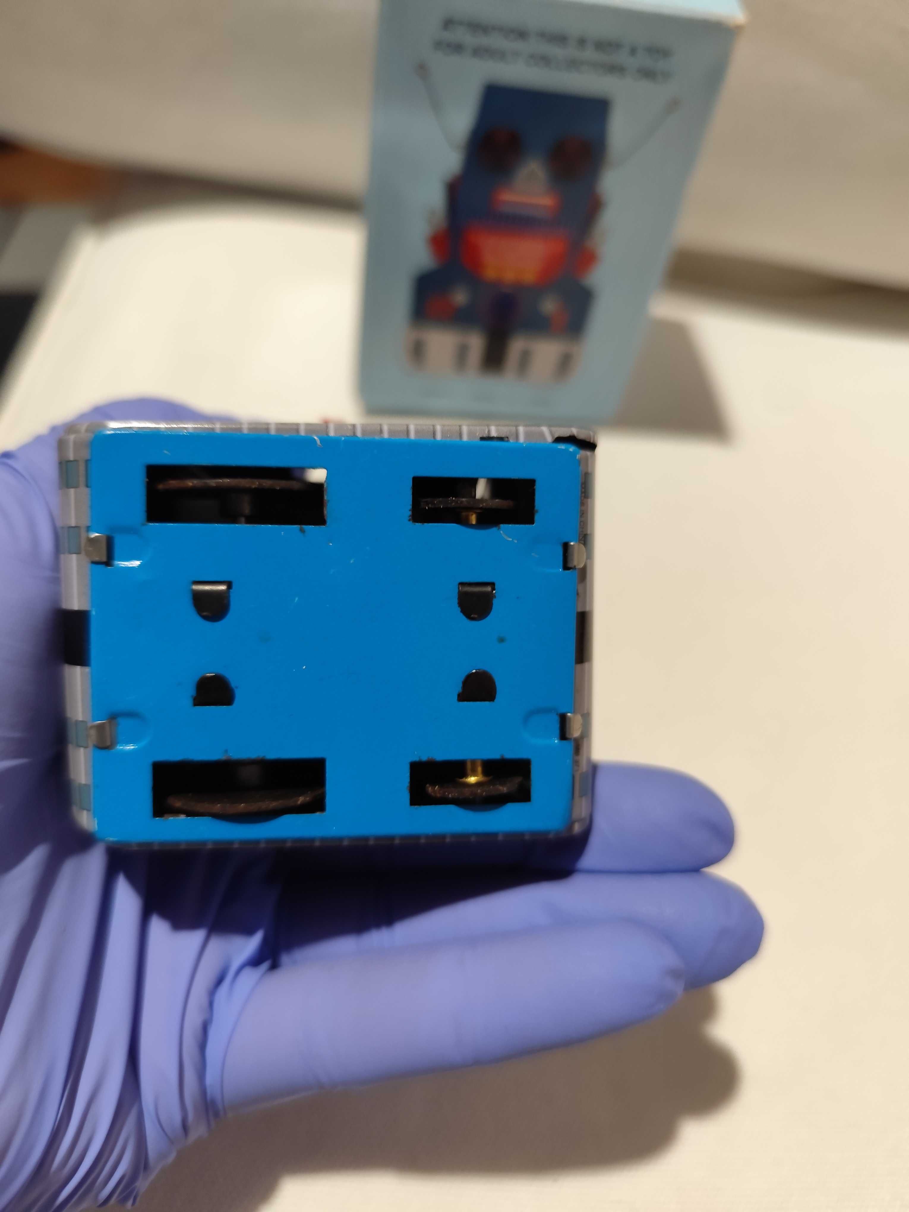 Brinquedo mecânico - Robot em chapa
