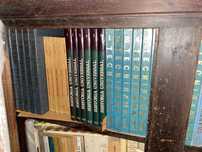 Livros antigos e enciclopédia Tecnirama entre outros