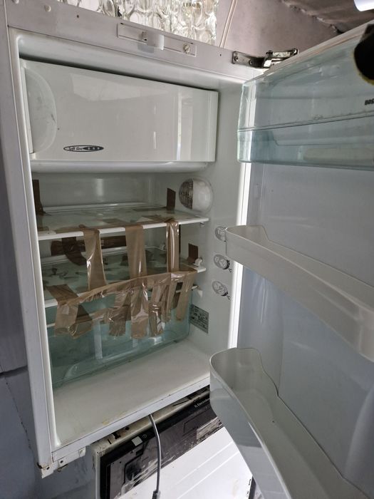 Lodówka do zabudowy podblatowa