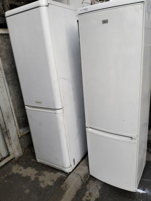 Холодильник  з морозилкою.