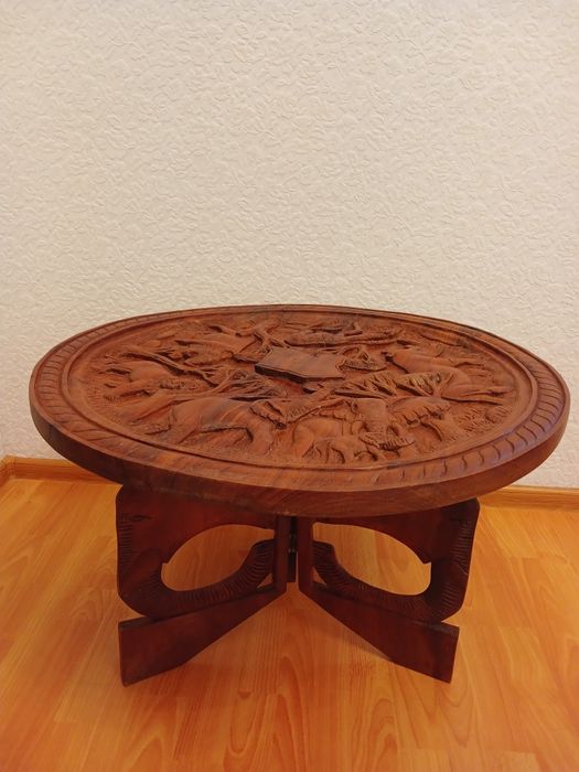 Столик і крісла з червоного дерева