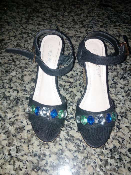 Sandalias novas.