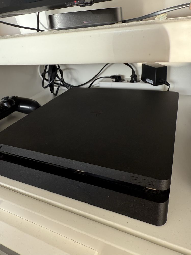 Ps4 mais 2 comandos e 2 jogos