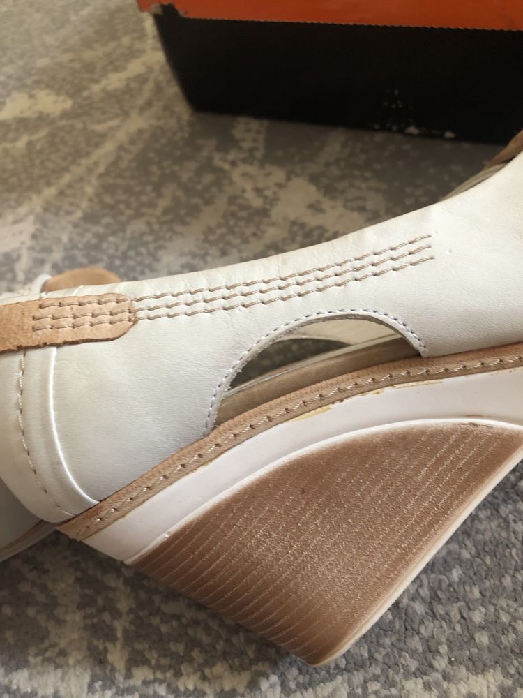 Śliczne buty letnie z naturalnej skory Carinii