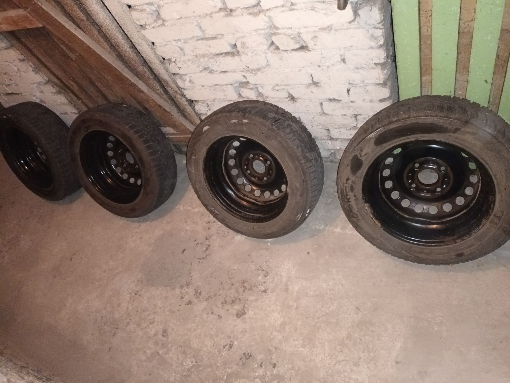 Komplet 4 felg z zimowymi oponami NOKIAN 175/65 r14