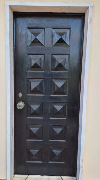 Duas portas antigas em madeira maciça, uma com vidro texturado