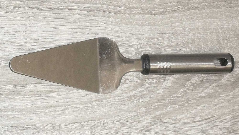 Stalowa, nierdzewna łopatka do podawania tortów, ciast.