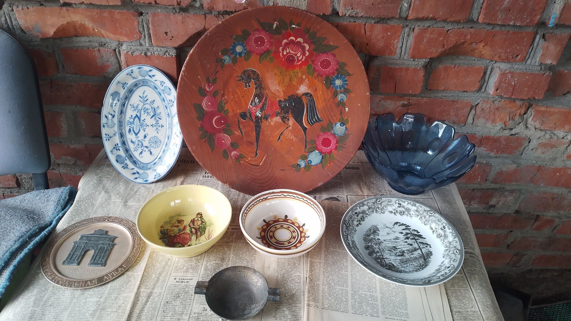 Старые кухоные тарелки сюжетные росписные