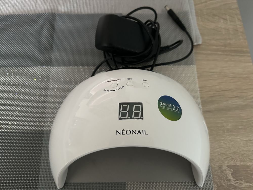 Kufer z wyposazeniem do mani/ pedi z lampą Neonail