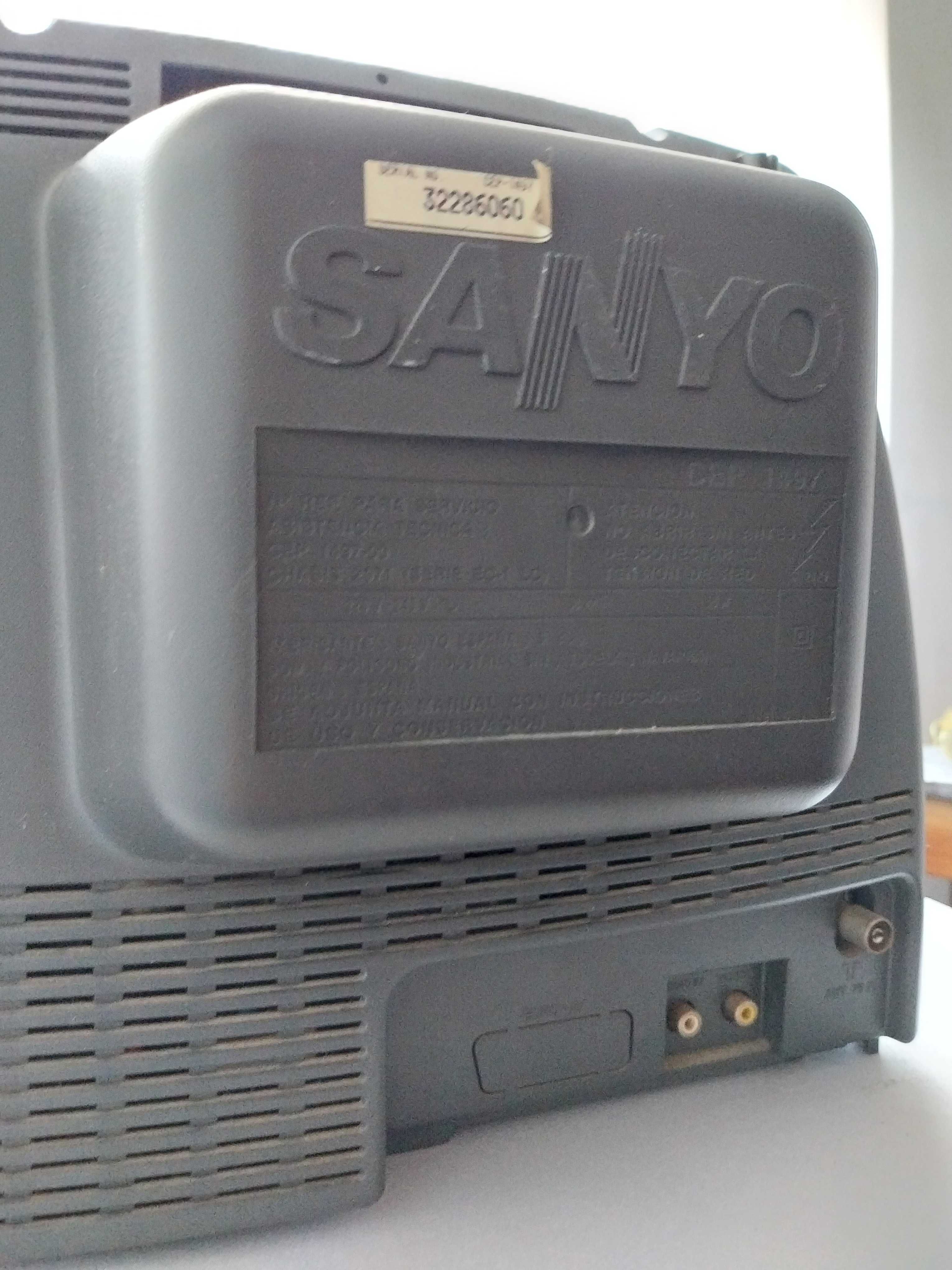 Televisão antiga da Sanyo CEP 1497, vintage, a funcionar