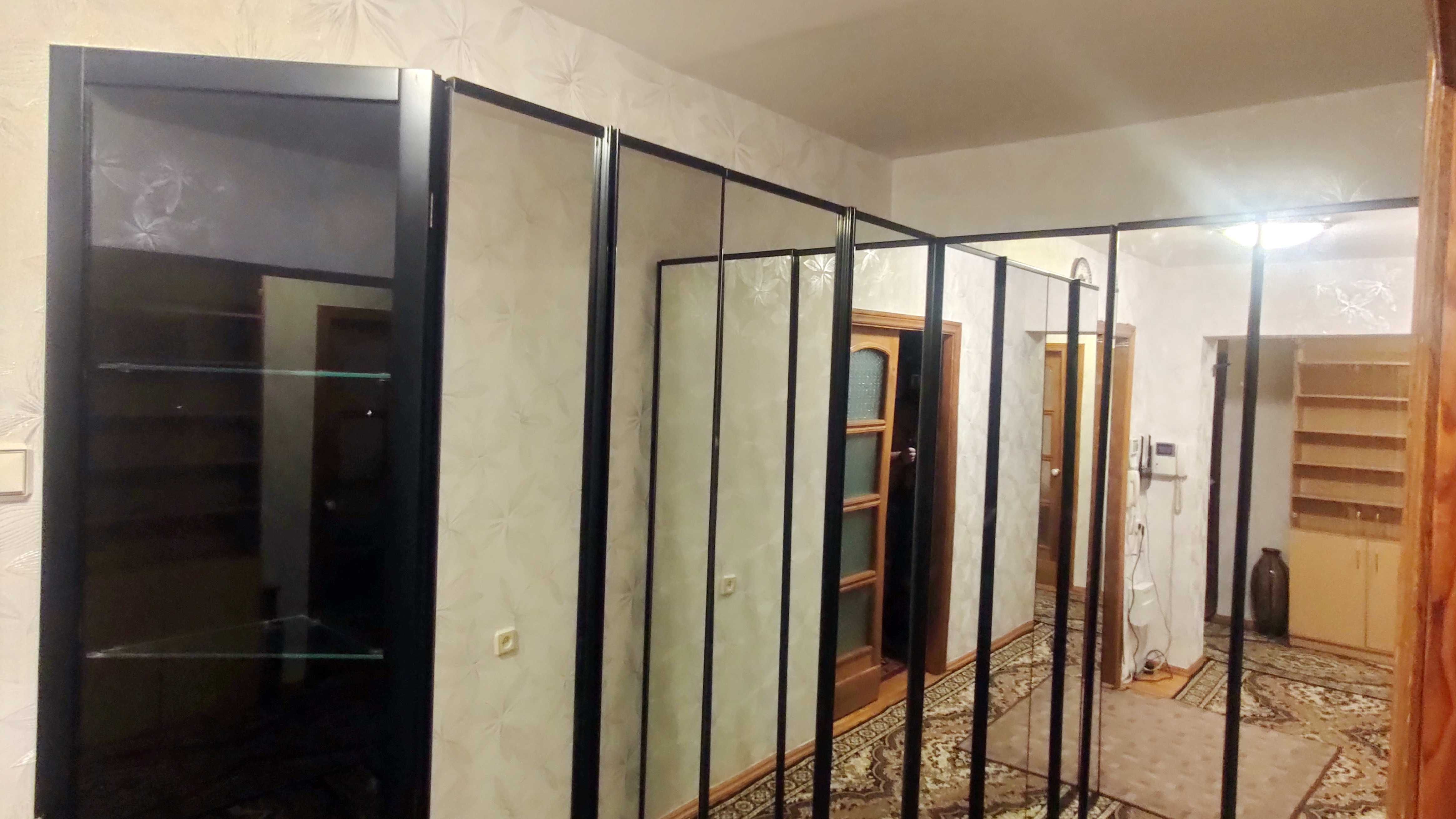 Кутова гардеробна шафа