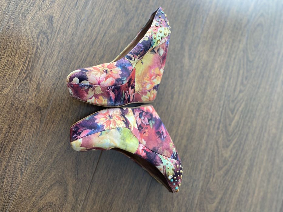 Sapato florido de cunha.