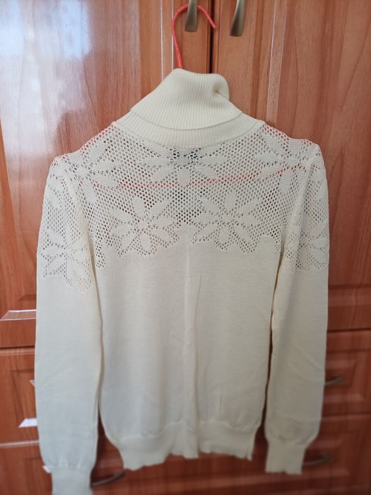 Жіночий білий гольф