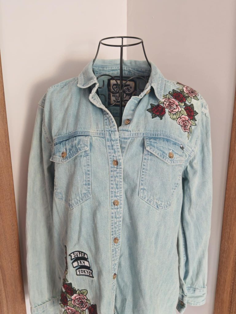 Superdry – Niebieska jeansowa koszula oversize z haftowanym wzorem