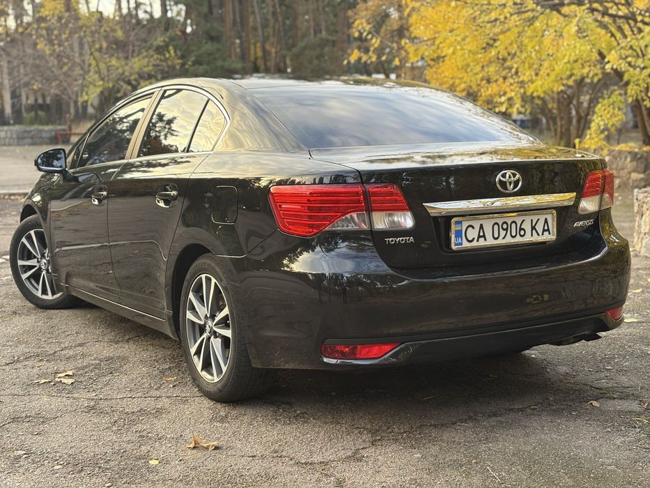 Toyota Avensis 2012 рік