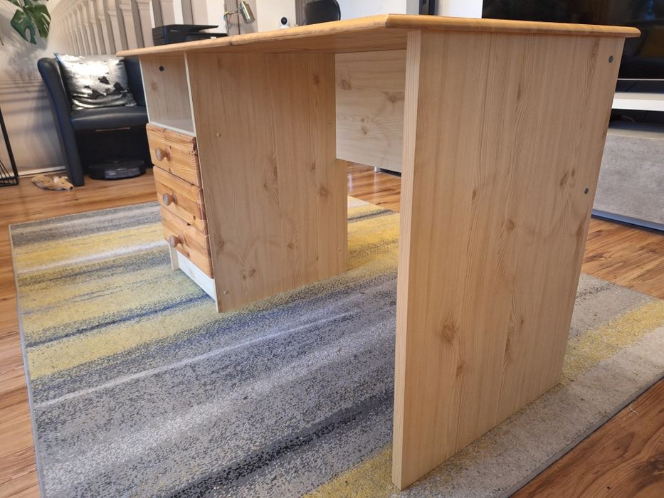 Biurko drewniane z szufladami.