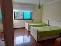 2 camas de solteiro, 1 com  extrado elevatorio e 1 com 2° colchão