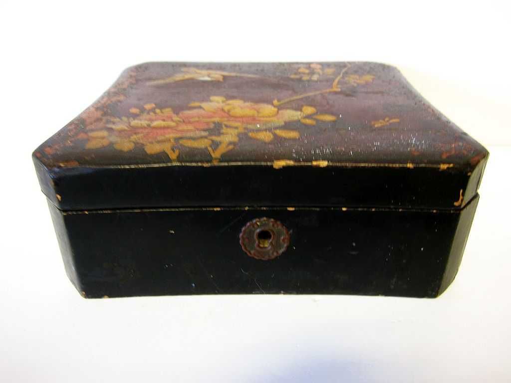 antiga caixa asiática em charão pintado à mão