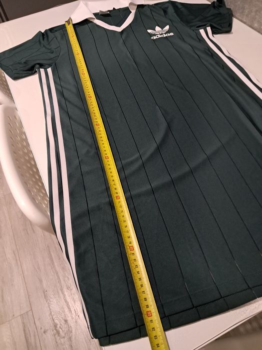 Женское спортивное платье Adidas.