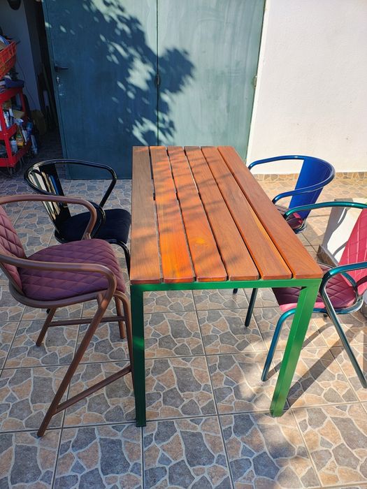 Vendo mesa de exterior com tampo em madeira e estrutura metálica