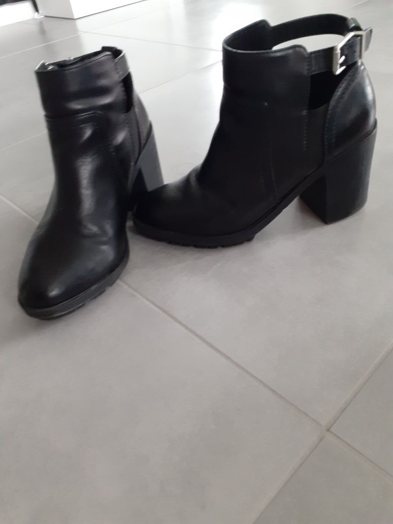 Buty botki na słupku Bershka