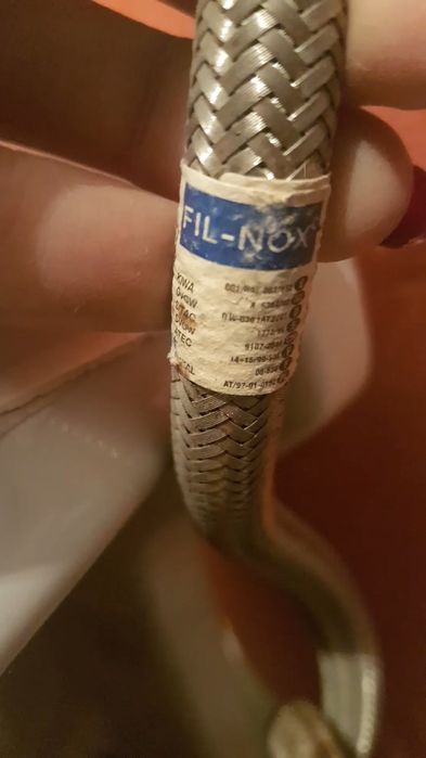 Umywalka biała z baterią i rurkami