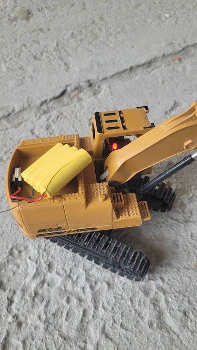 Екскаватор на пульті(экскаватор на пульте управления)