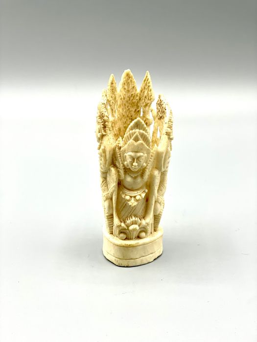 Escultura tailandesa em osso com dragao e deuses, oriental