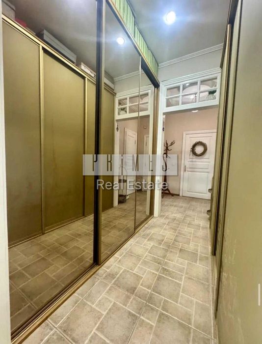 Продаж 2к квартири, вул. Хмельницького Богдана, 84, Центр