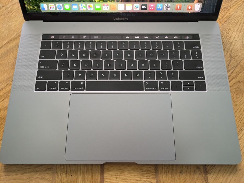 MacBook Pro 2018, 15", i9, 16/512 ГБ, гарний стан.