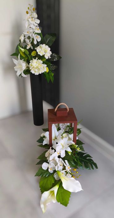 Komplet Nagrobny Brązowy Lampion + Białe Kwiaty Jakości Premium