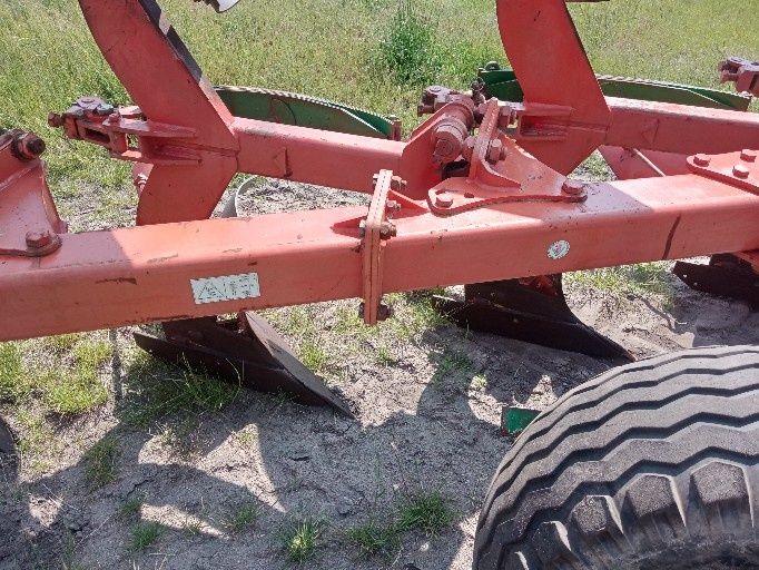 Pług Unia Grudziądz Vis 5+1 pół zawieszany