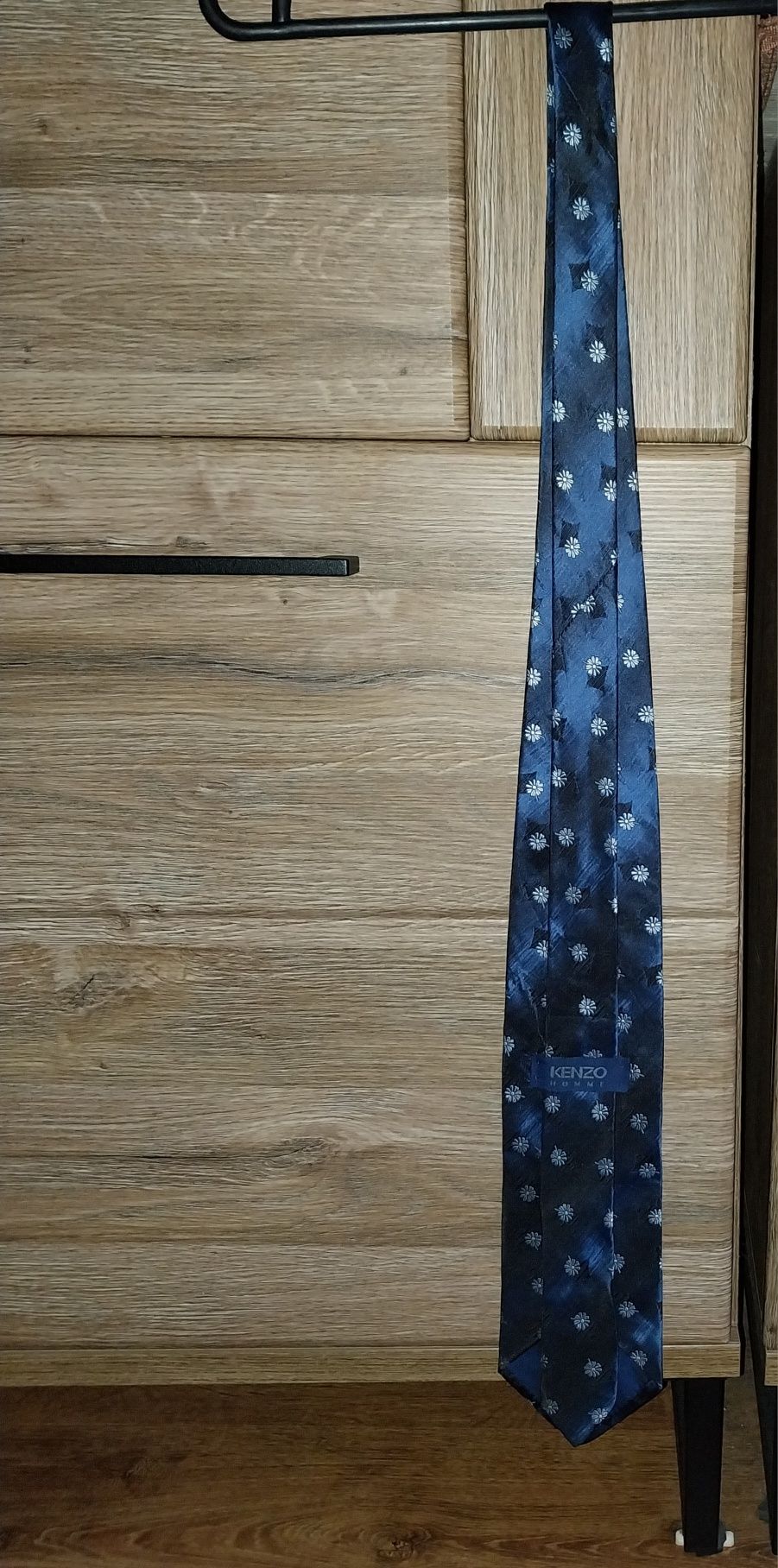 Kenzo jedwabny krawat w kolorze granatowym