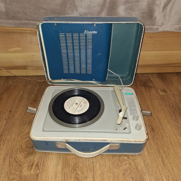 Грамофон "Юність" валізка